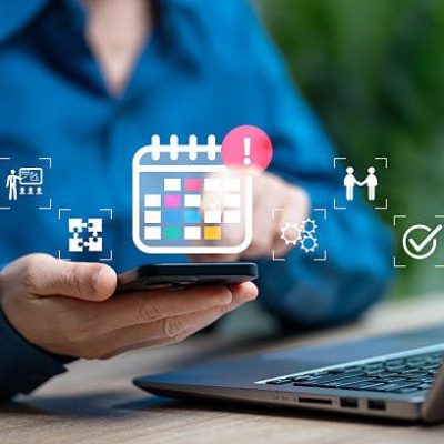 Important notification of Agenda meetings, Appointment activity information, Businesswomen use smartphone notifications to warn calendars, Meetings, Schedule plans, Time management, plan appointments